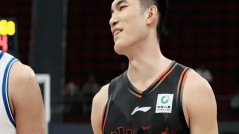 赵继伟赛事结束后速归队备战，温馨签名时刻与球迷互动不断